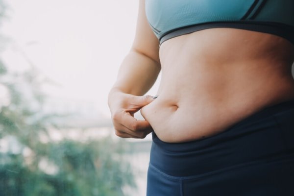 Por que algumas pessoas emagrecem e continuam com barriga? Médico explica o que a balança não mostra